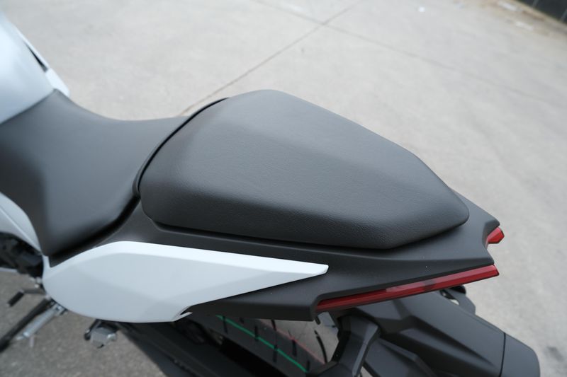 2025 Kawasaki NINJA 500 METALLIC MATTE WHITISH SILVER AND METALLIC MOONDUST GRAYImage 8