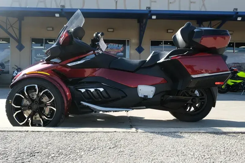 2025 Can-Am SPYDER RT LIMITED DEEP MARSALA METALLIC WITH PLATINUM ACCENTSImage 2