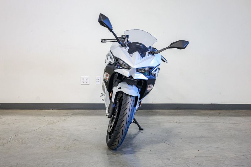 2025 Kawasaki NINJA 500 KRT EDITION  METALLIC MATTE WHITISH SILVERMETALLIC MOONDUST GRAYImage 9