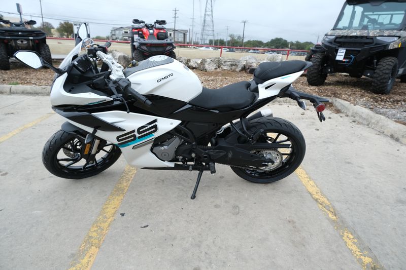 2024 CFMOTO 300SS NEBULA WHITEImage 3