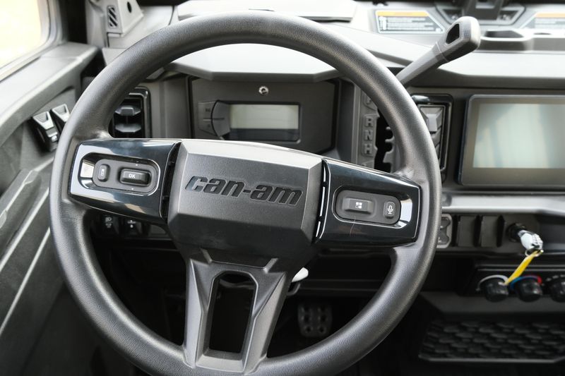 NEW 2026 CAN-AM DEFENDER MAX XT CAB HD11 WITH 1025 INCH TOUCHSCREEN Image 23