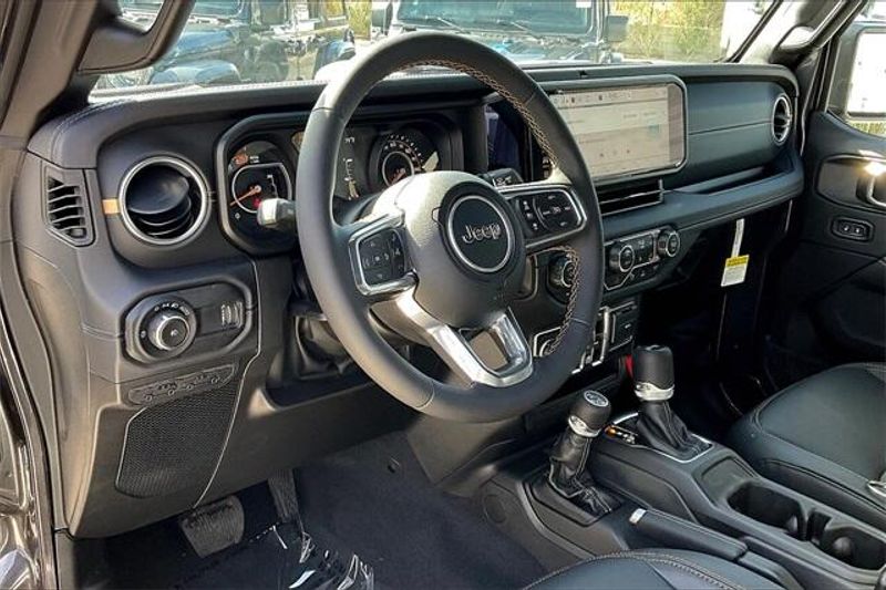 2025 Jeep Wrangler 4-door SaharaImage 6