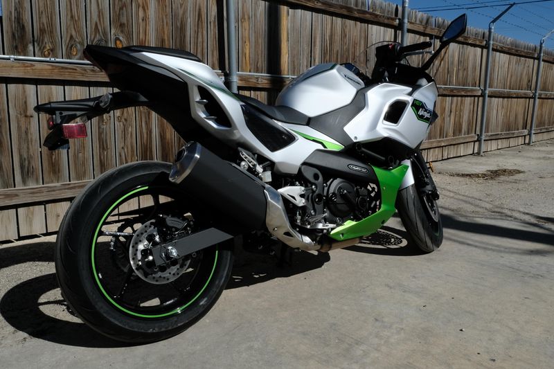 2024 Kawasaki NINJA 7 HYBRID ABS METALLIC BRIGHT SILVER AND METALLIC MATTE LIME GREEN AND EBONYImage 12