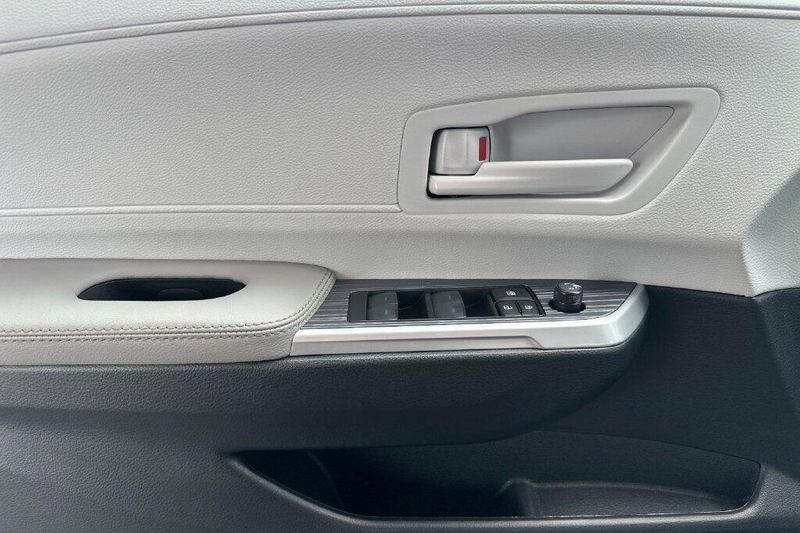New 2026 Toyota Sienna LEImage 10