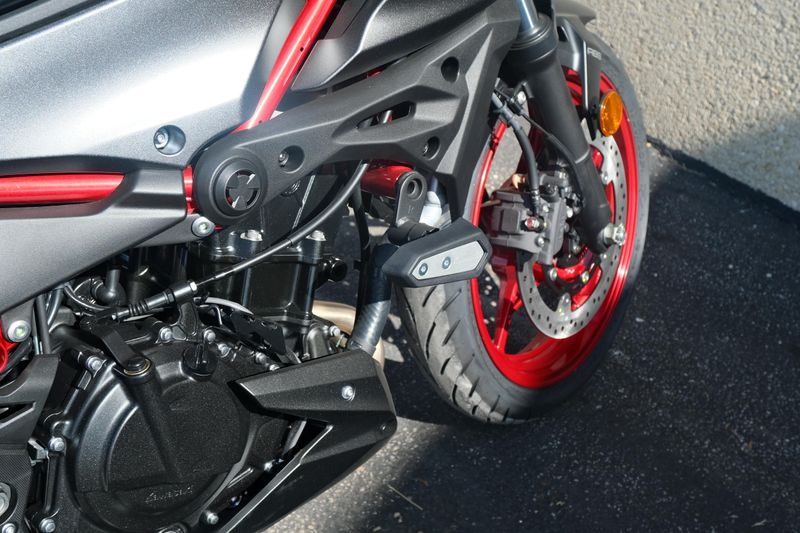 2025 Kawasaki Z500 SE ABS CANDY PERSIMMON RED AND METALLIC FLAT SPARK BLACK AND METALLIC MATTE GRAPHENESTEEL GRAY Image 17