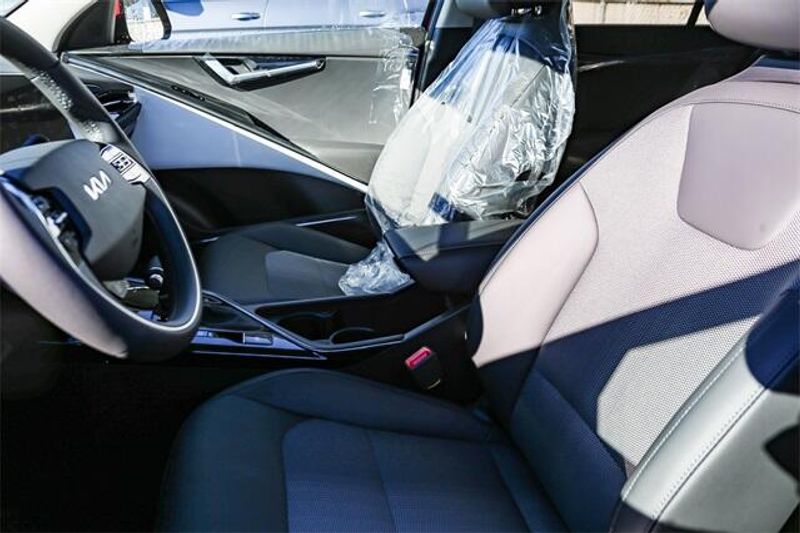 New 2025 Kia Niro EX TouringImage 8