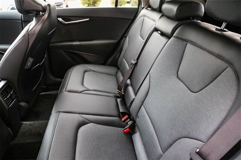 New 2025 Kia Niro SXImage 9
