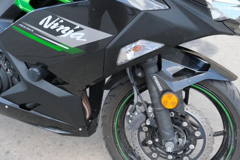2023 Kawasaki NINJA 400 ABS METALLIC CARBON GRAY AND METALLIC MATTE CARBON GRAY Image 19