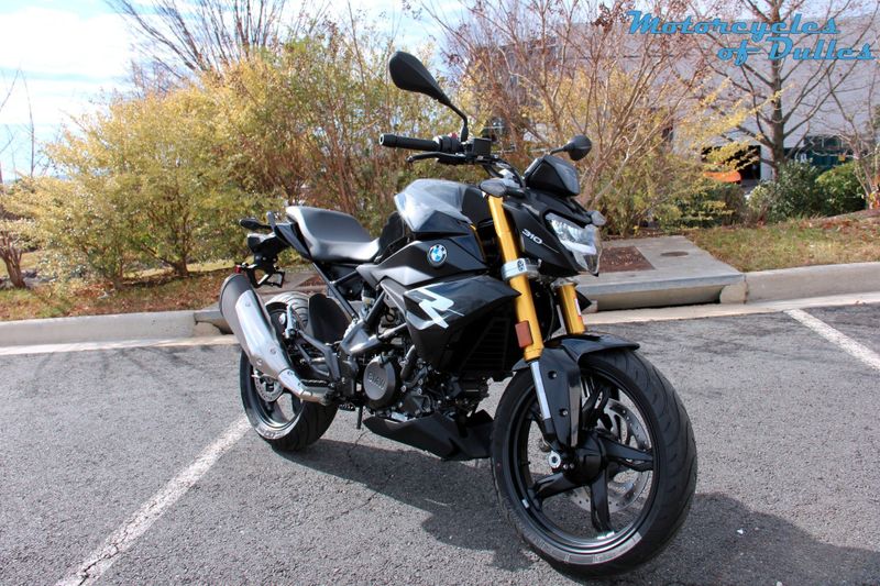 2024 BMW G 310 R in a Cosmic Black exterior color. Motorcycles of Dulles 571.934.4450 motorcyclesofdulles.com 