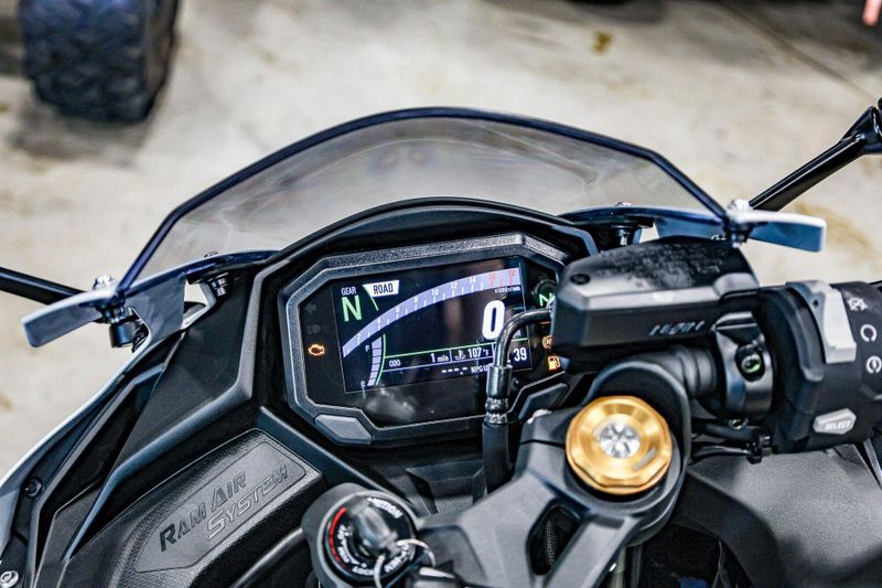 2025 Kawasaki NINJA ZX4RR ABS METALLIC MATTE WHITISH SILVER AND METALLIC FLAT SPARK BLACK Image 13