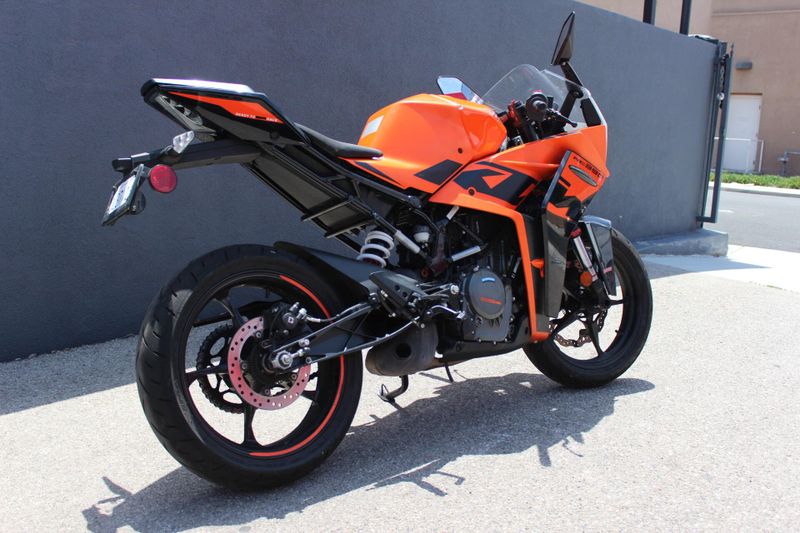 2022 KTM RC 390 Image 3