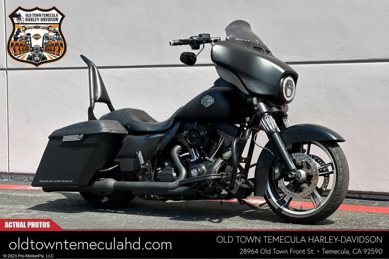 2016 Harley-Davidson Street Glide in a DEEP JADE PEARL W/PINSTRIPE exterior color. BMW Motorcycles of Temecula – Southern California (951) 506-6903 bmwmotorcyclesoftemecula.com 