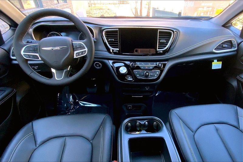 2026 Chrysler Pacifica photo 3