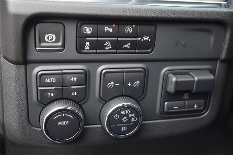 2025 Chevrolet Suburban PremierImage 28