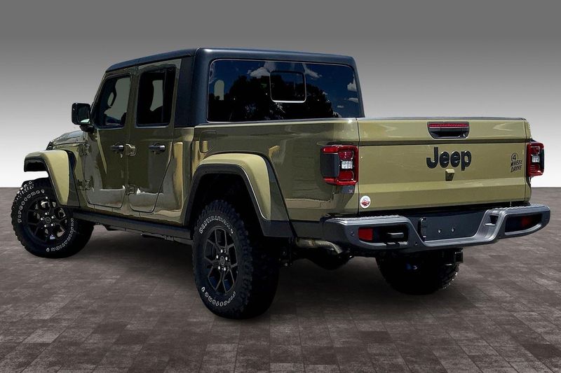 2025 Jeep Gladiator Willys photo 3