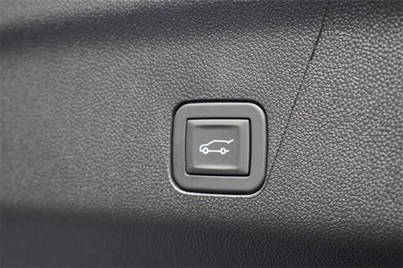 New 2026 Chevrolet Suburban PremierImage 23