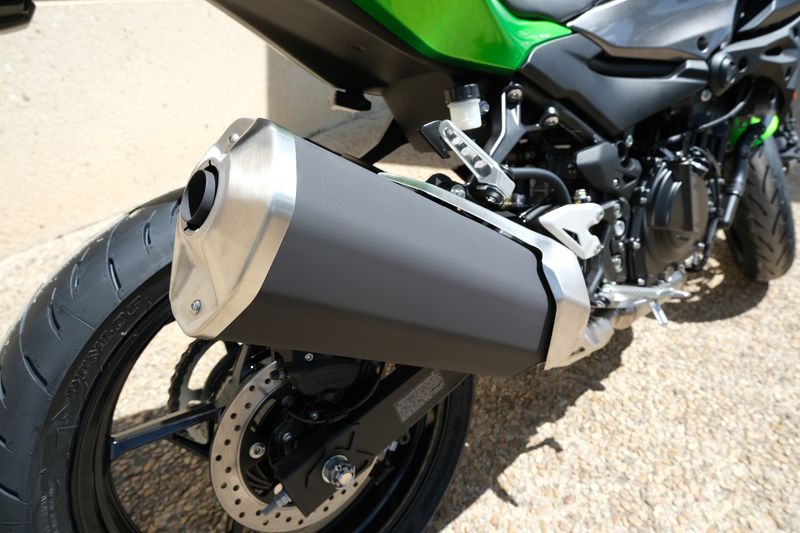 2024 Kawasaki Z500 ABS CANDY LIME GREEN AND METALLIC FLAT SPARK BLACK AND METALLIC GRAPHITE GRAYImage 16