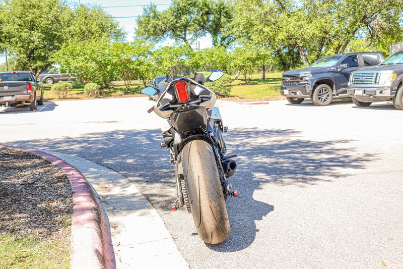 USED 2022 YAMAHA YZFR1 Image 12