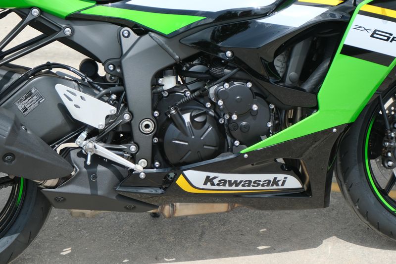 2025 Kawasaki NINJA ZX6R KRT EDITION LIME GREEN AND EBONY AND PEARL BLIZZARD WHITE Image 11