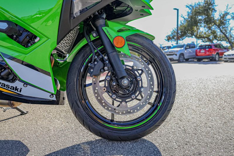 2025 Kawasaki NINJA 500 KRT EDITION SE ABS LIME GREEN AND EBONY AND PEARL BLIZZARD WHITEImage 11