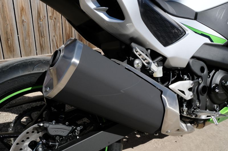 2024 Kawasaki NINJA 7 HYBRID ABS METALLIC BRIGHT SILVER AND METALLIC MATTE LIME GREEN AND EBONYImage 2