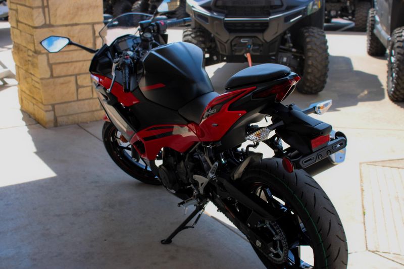 2025 Kawasaki NINJA 500 ABS PASSION RED AND METALLIC FLAT SPARK BLACK AND METALLIC MATTE DARK GRAY Image 7