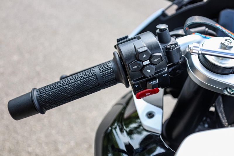 2025 CFMOTO 675SS  NEBULA WHITE Image 15