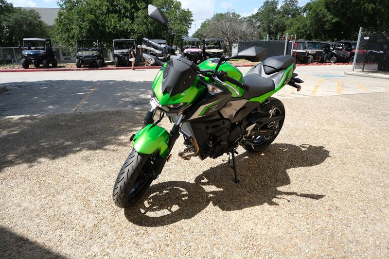 2024 Kawasaki Z500 ABS CANDY LIME GREEN AND METALLIC FLAT SPARK BLACK AND METALLIC GRAPHITE GRAYImage 7