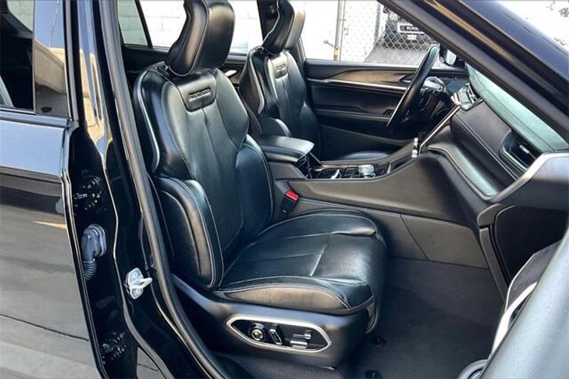 2022 Jeep Grand Cherokee Overland photo 4