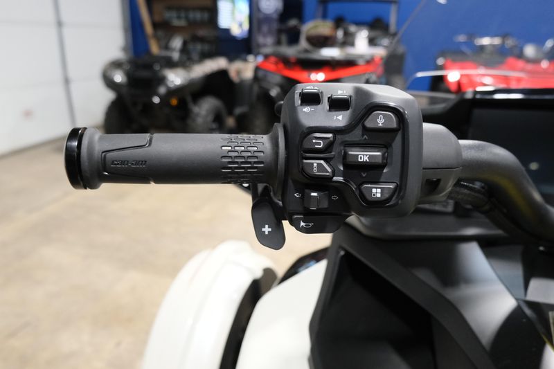 NEW 2026 CAN-AM SPYDER F3-T Image 9