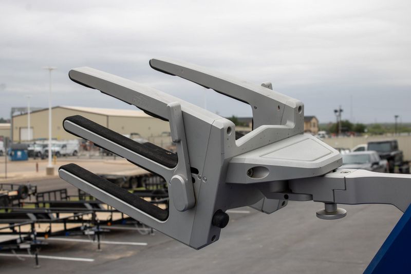 USED 2022 MALIBU M240 Image 17