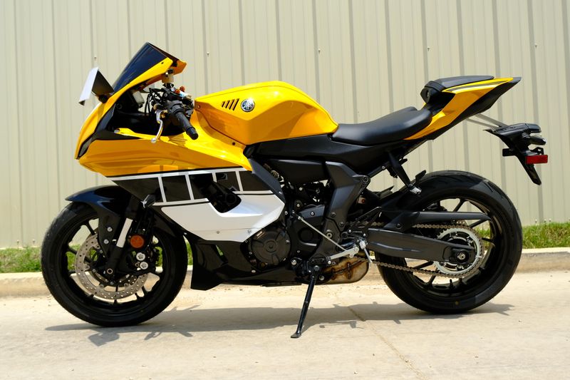 2025 Yamaha YZFR7 MATTE RAVEN BLACK Image 3