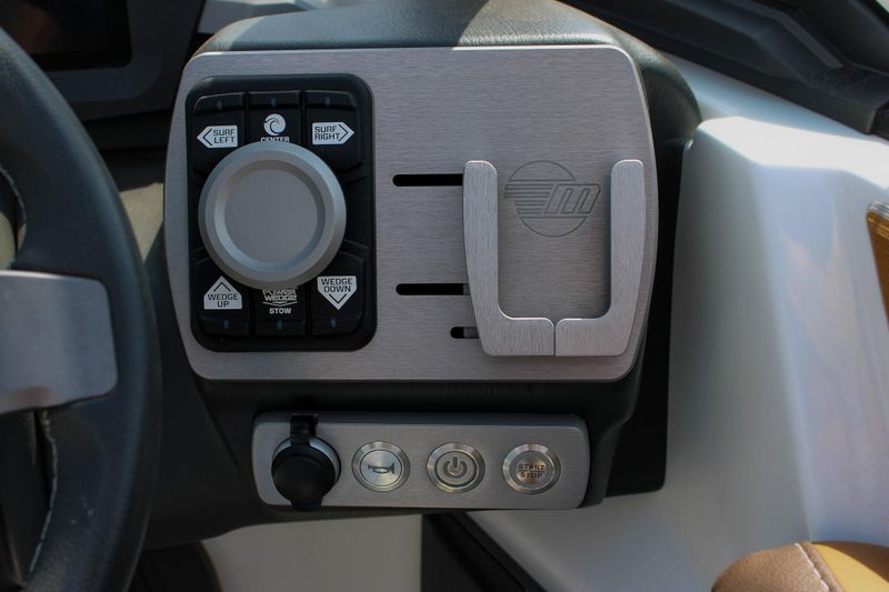 2024 MALIBU 21 LX  in a WHITE exterior color. Family PowerSports (877) 886-1997 familypowersports.com 