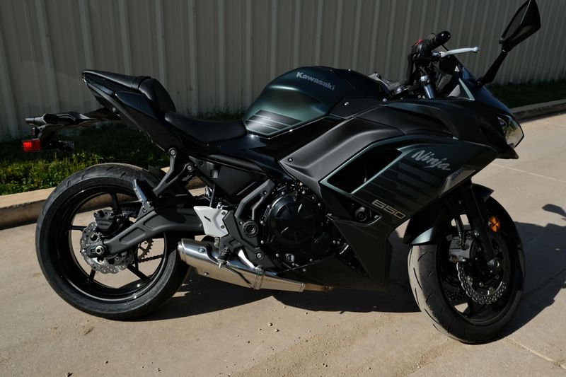 2025 Kawasaki NINJA 650 ABS METALLIC MATTE OLD SCHOOL GREEN AND METALLIC SPARK BLACK Image 2