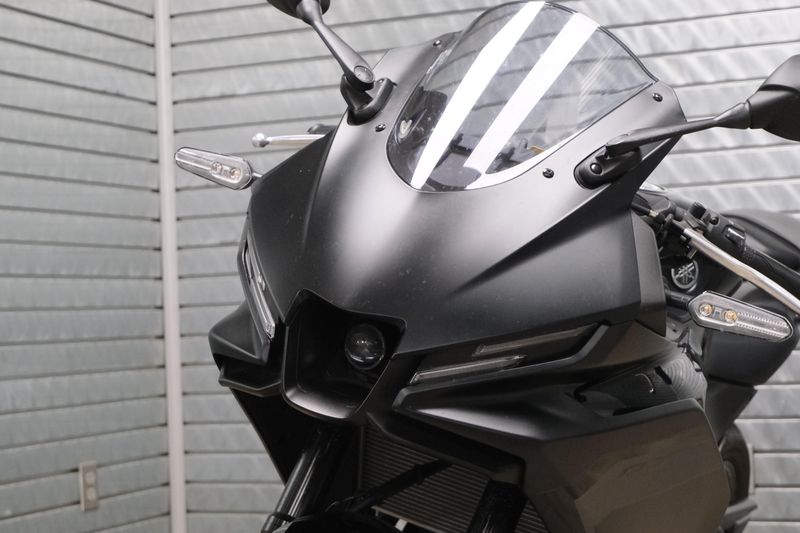 USED 2025 YAMAHA YZFR3 ABS Image 10