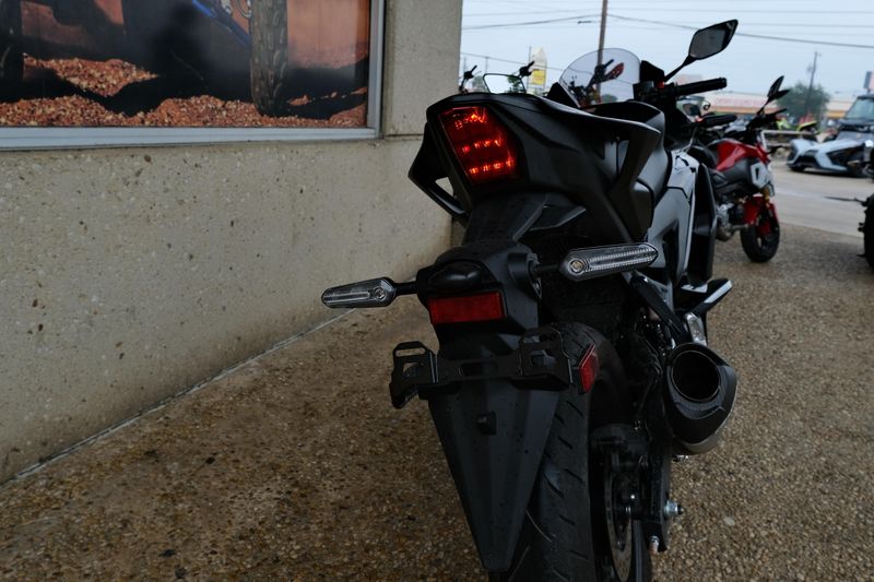 2025 Yamaha YZFR3 ABS MATTE STEALTH BLACK Image 8
