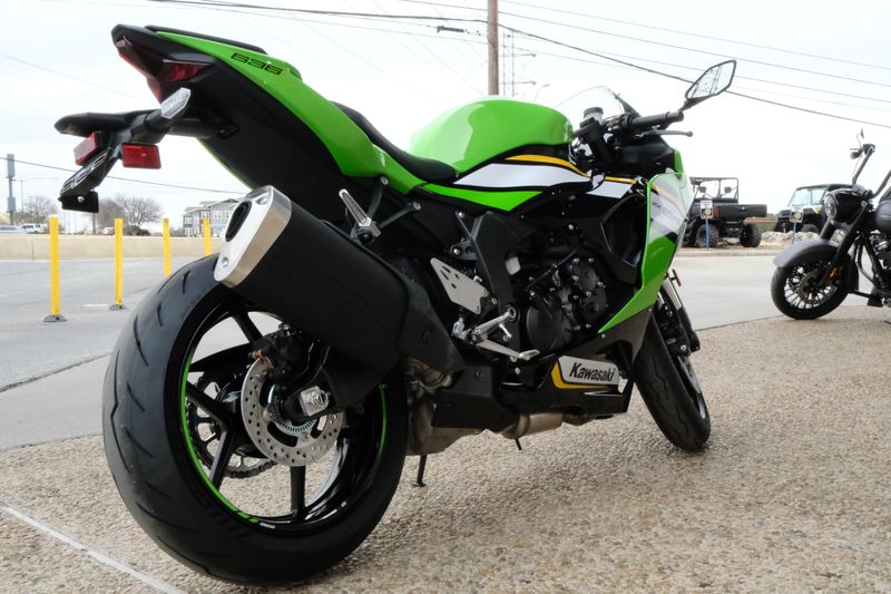 2025 Kawasaki NINJA ZX6R KRT EDITION LIME GREEN AND EBONY AND PEARL BLIZZARD WHITEImage 24