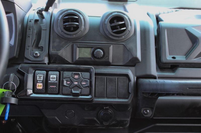 2025 Can-Am DEFENDER MAX LIMITED CAB HD10 DESERT TAN AND STEALTH BLACK Image 19