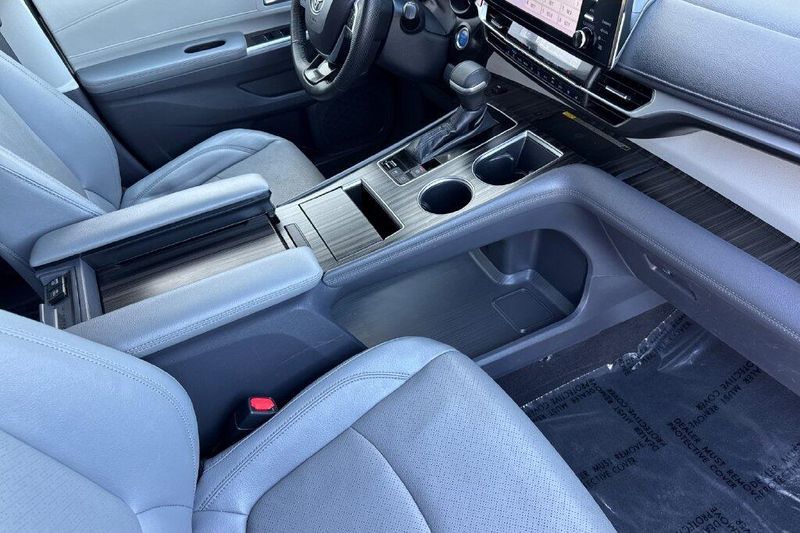 Used 2022 Toyota Sienna LimitedImage 16