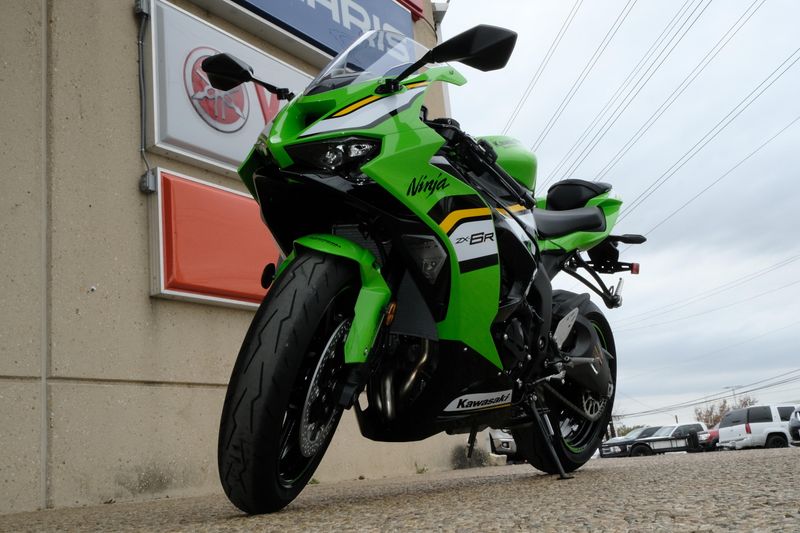 2025 Kawasaki NINJA ZX6R KRT EDITION LIME GREEN AND EBONY AND PEARL BLIZZARD WHITEImage 22