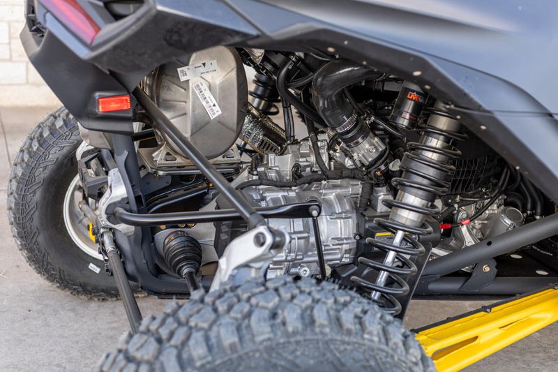 NEW 2025 CAN-AM MAVERICK R X RS WITH SMARTSHOX 999T DCT CARBON Image 13