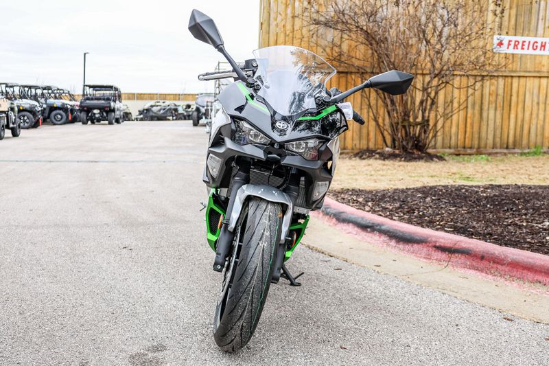 2024 Kawasaki NINJA 7 HYBRID ABS METALLIC BRIGHT SILVER AND METALLIC MATTE LIME GREEN AND EBONYImage 4