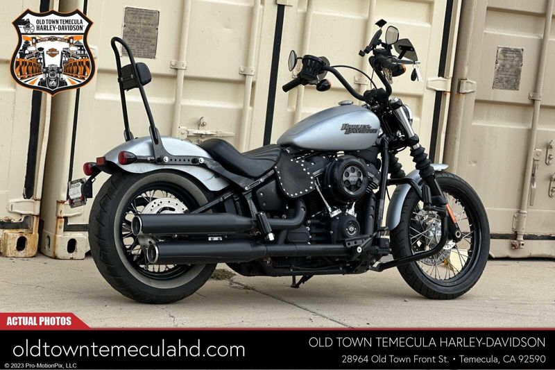 2020 Harley-Davidson Softail in a BRACUDA SLV DNM W/PINSTRIPE exterior color. BMW Motorcycles of Temecula – Southern California (951) 506-6903 bmwmotorcyclesoftemecula.com 