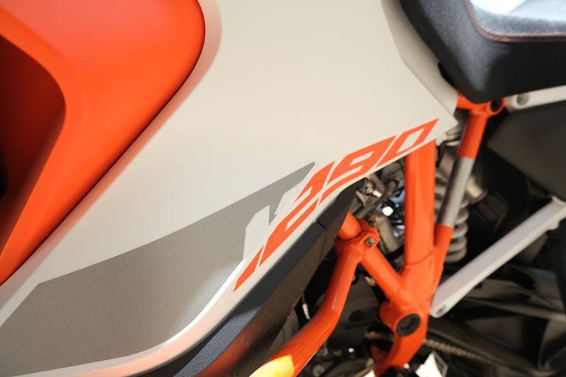 2024 KTM 1290 SUPER ADVENTURE R OT WHITEImage 9