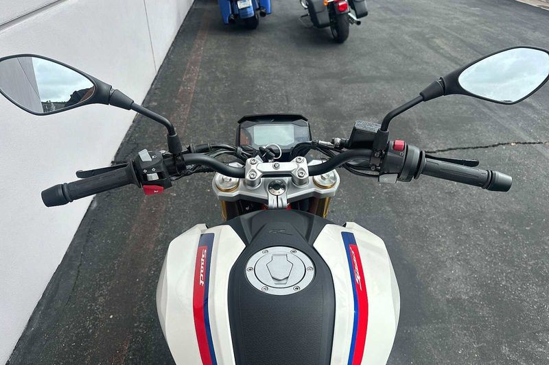 2023 BMW G 310 R in a POLAR WHITE/RACING BLUE exterior color. BMW Motorcycles of Temecula – Southern California 951-395-0675 bmwmotorcyclesoftemecula.com 