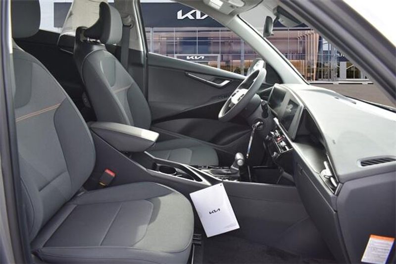 2025 Kia Niro LXImage 12