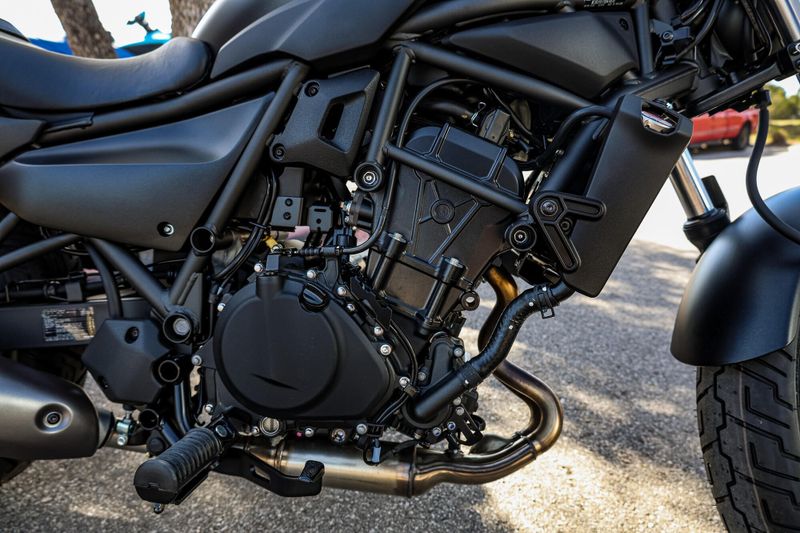 2025 Kawasaki ELIMINATOR ABS  METALLIC FLAT SPARK BLACK Image 18