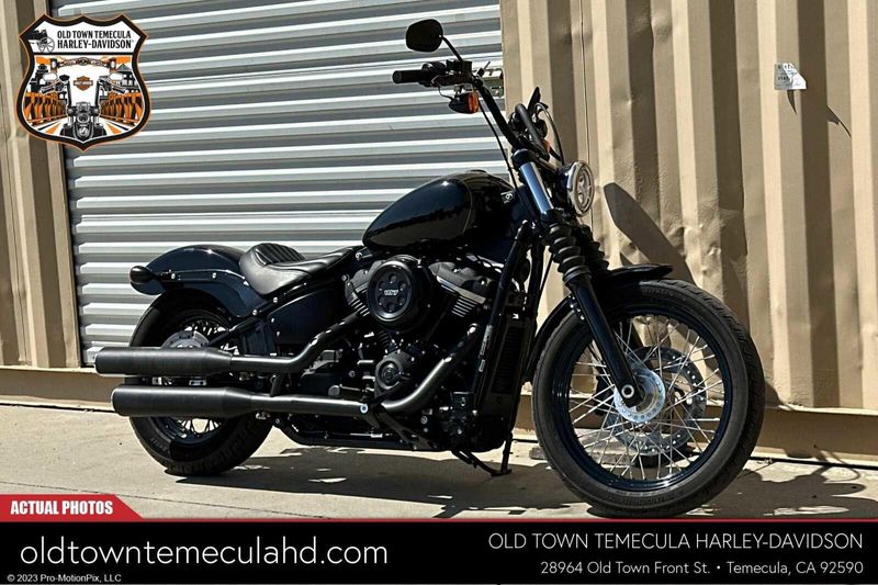 2020 Harley-Davidson Softail in a BILLARD RED/BLK W/PINSTRIPE exterior color. BMW Motorcycles of Temecula – Southern California (951) 506-6903 bmwmotorcyclesoftemecula.com 