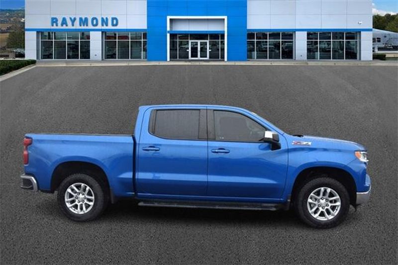 Used 2022 Chevrolet Silverado 1500 LTImage 2