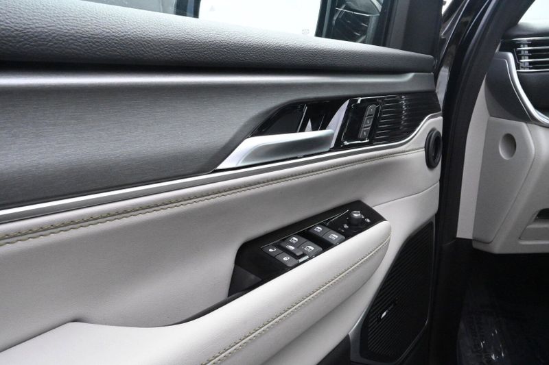 2025 Wagoneer L Image 20